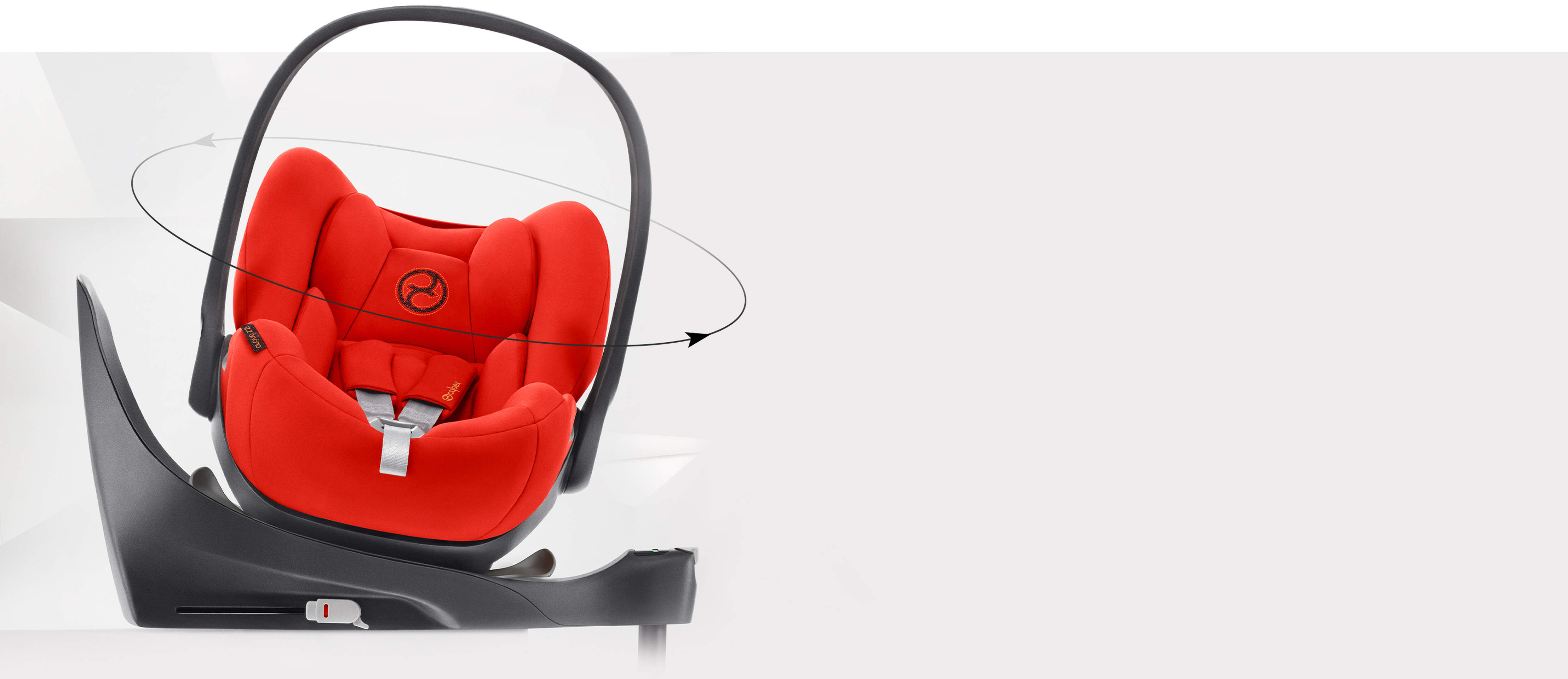 Łatwe wkładanie do samochodu fotelika samochodowego CYBEX Platinum Cloud Z2 i-Size