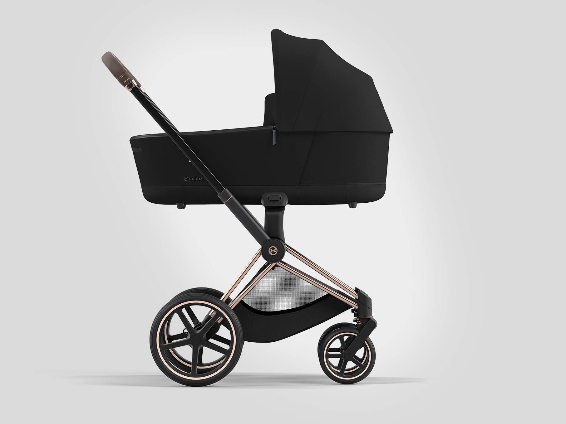 CYBEX Platinum–barnvagn med Priam Lux Carry Cot bärsäng visad på Priam chassi