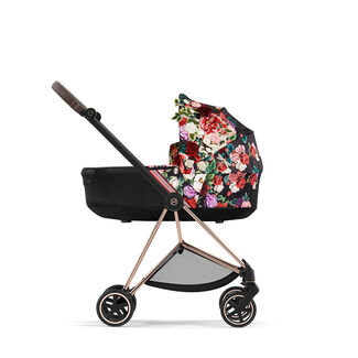 CYBEX Platinum barnvagnar ur Spring Blossom-kollektionen med Mios Lux Carry Cot bärsäng visad på Mios chassi – Dark