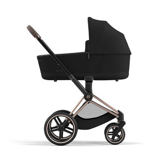 Priam Lux Carry Cot för CYBEX Platinum barnvagn visas på Priam chassi